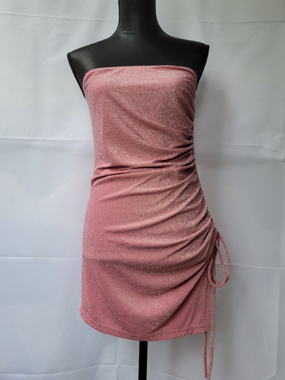 Gorgeous pink sparkly body con dress in a sexy metallic lurex fabric. Size small